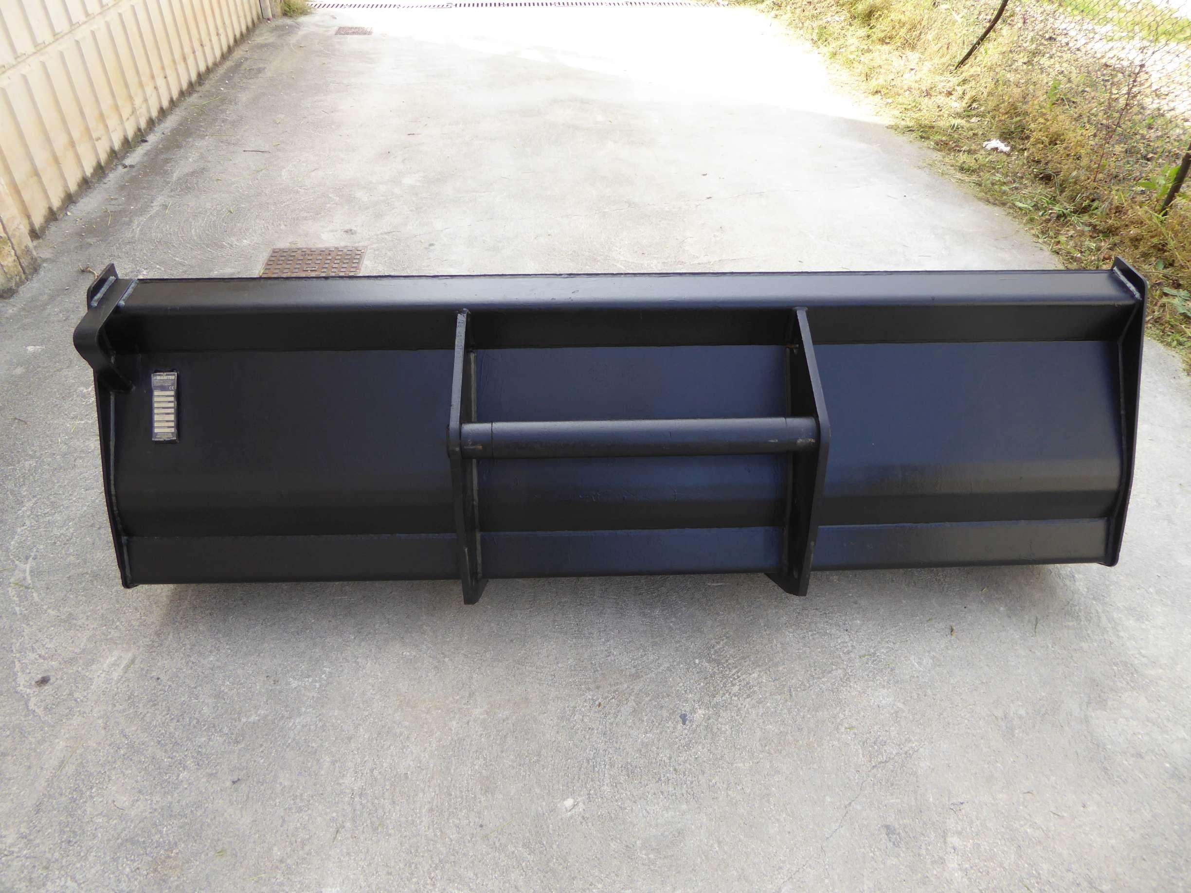 manitou-cbr-1000-attachments-loading-bucket-piccinini-macchine